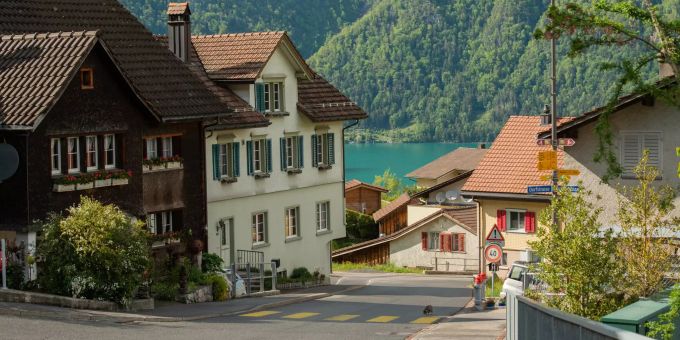 Dorfstrasse in Quarten im Kanton St.Gallen. Dorfleben