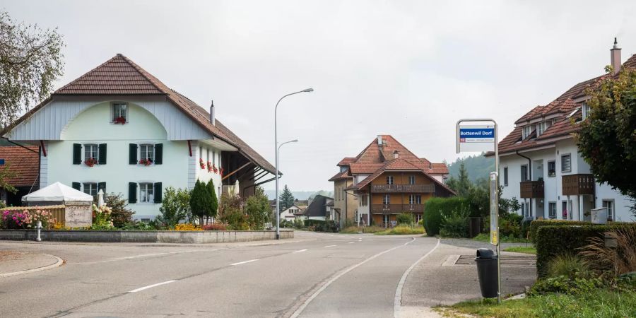 Bushaltestelle auf der Hauptstrasse in Bottenwil Dorf.