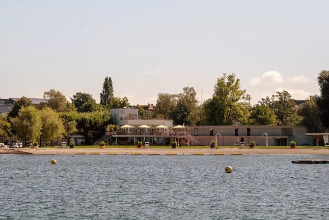Strandbad im Sommer.