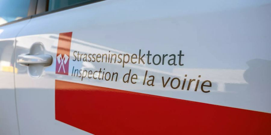 Fahrzeugbeschriftng Strasseninspektorat mit dem Wappen der Stadt Biel.