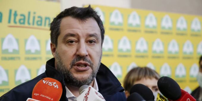Italiens Ex-Innenminister Matteo Salvini spricht mit Journalisten. Am Freitag haben im Prozess gegen Salvini wegen der Blockade des Rettungsschiffes «Open Arms» die ersten Zeugen der italienischen Behörden ausgesagt. Foto: Cecilia Fabiano/LaPresse via ZUMA Press/dpa Italiens Ex-Innenminister Matteo Salvini spricht mit Journalisten. Am Freitag haben im Prozess gegen Salvini wegen der Blockade des Rettungsschiffes «Open Arms» die ersten Zeugen der italienischen Behörden ausgesagt. Foto: Cecilia Fabiano/LaPresse via ZUMA Press/dpa