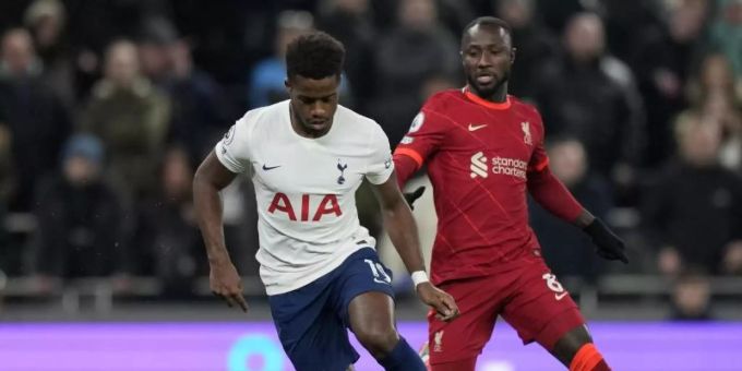 Tottenhams Ryan Sessegnon (l) und Liverpools Naby Keita im Zweikampf um den Ball. Foto: Frank Augstein/AP/dpa Tottenhams Ryan Sessegnon (l) und Liverpools Naby Keita im Zweikampf um den Ball. Foto: Frank Augstein/AP/dpa