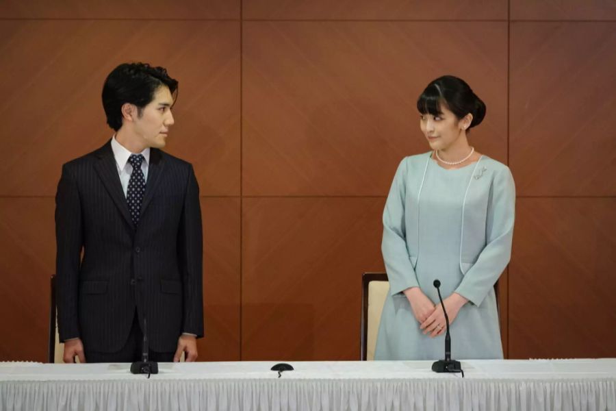 Kai Komuro und Mako von Japan bei einer Pressekonferenz in Tokyo.