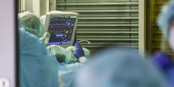 Ein Facharzt und mehrere Intensivpfleger versorgen einen Covid-19-Patienten auf der Intensivstation der Leipziger Uniklinik. Foto: Jan Woitas/dpa Ein Facharzt und mehrere Intensivpfleger versorgen einen Covid-19-Patienten auf der Intensivstation der Leipziger Uniklinik. Foto: Jan Woitas/dpa