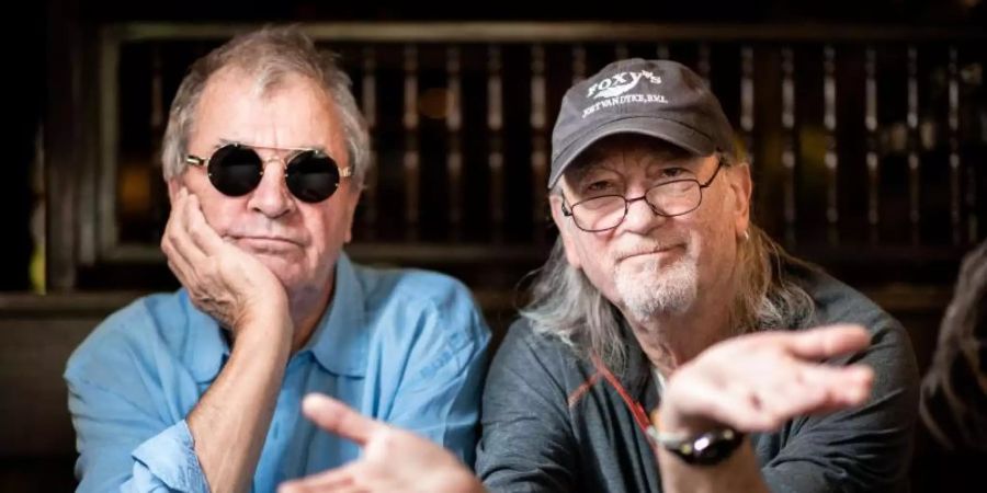 Sänger Ian Gillan und Bassist Roger Glover (l-r) von der Band Deep Purple sitzen bei einem Interviewtermin im Parkhotel in Oberhausen. Foto: Fabian Strauch/dpa