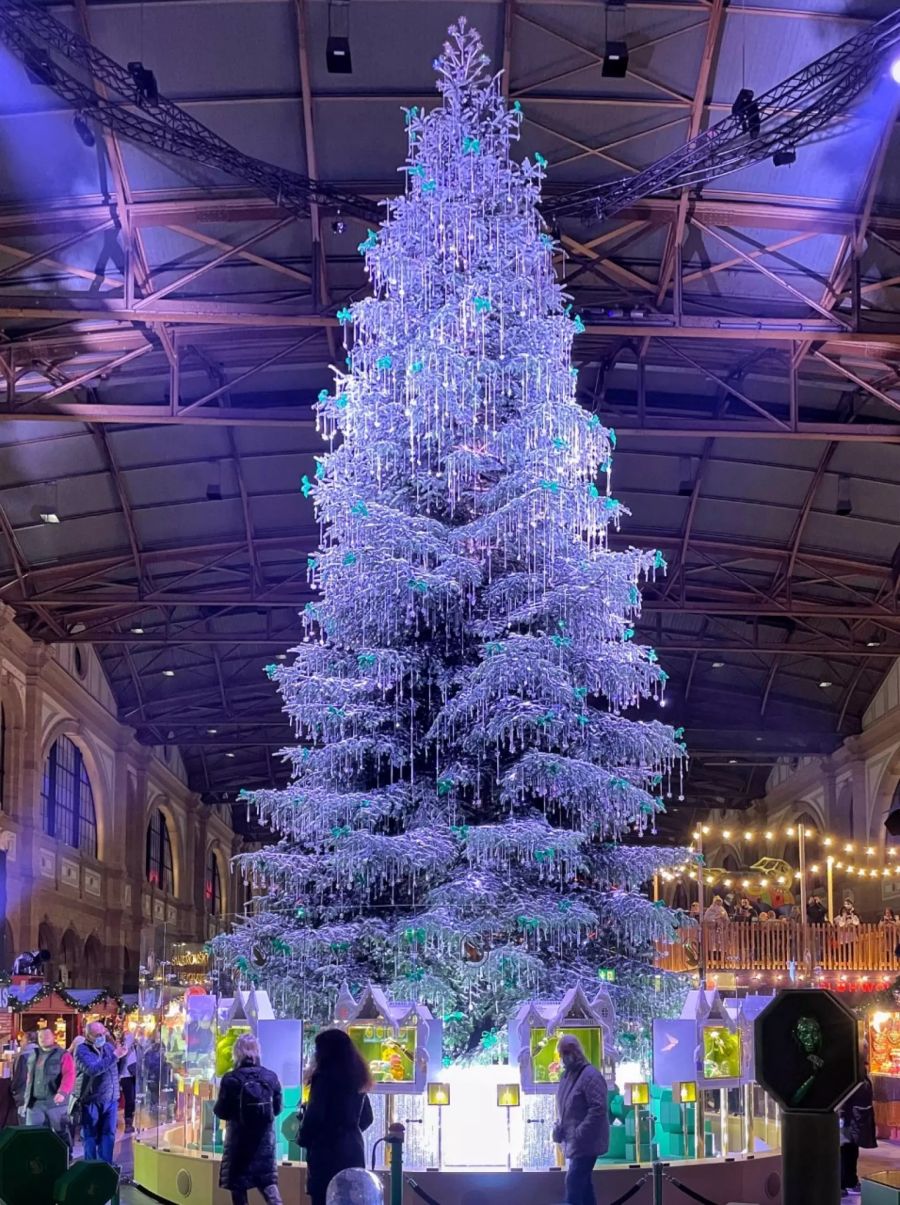 Die über zehn Meter hohe Swarovski-Weihnachtstanne am Christkindlmarkt am Zürcher HB ist mit Abertausenden funkelnden Steinen geschmückt.