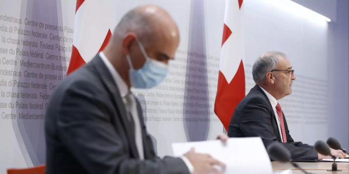 Bundespräsident Guy Parmelin, rechts, spricht neben Bundesrat Alain Berset während einer Medienkonferenz des Bundesrates zur aktuellen Situation im Zusammenhang mit dem Coronavirus, am Dienstag, 30. November 2021, in Bern. bundesrat