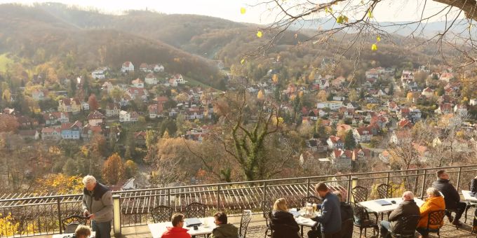 ARCHIV - 10.11.2021, Sachsen-Anhalt, Wernigerode: Restaurantbesucher geniessen auf dem Schloss die sonnige Aussicht und den Kaffee. In der Pazifikregion ist nach Angaben der Weltwetterorganisation (WMO) das zweite Jahr in Folge das Wetterphänomen La Niña mit abkühlender Wirkung zu beobachten. Sonniges Wetter
