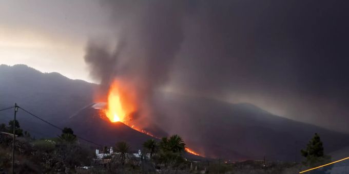 Lava fliesst aus dem Vulkan auf der Kanareninsel La Palma. Ein Vulkan, der seit fünf Wochen auf der spanischen Insel La Palma ausbricht, ist nach offiziellen Angaben aktiver denn je. Foto: Emilio Morenatti/AP/dpa Lava fliesst aus dem Vulkan auf der Kanareninsel La Palma. Ein Vulkan, der seit fünf Wochen auf der spanischen Insel La Palma ausbricht, ist nach offiziellen Angaben aktiver denn je. Foto: Emilio Morenatti/AP/dpa