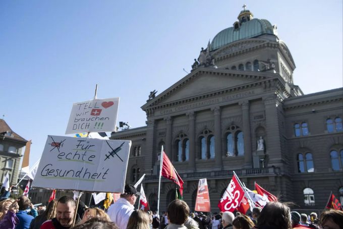 Personen versammeln sich bei einer Kundgebung gegen die Corona-Massnahmen, am Samstag, 23. Oktober in Bern. bern
