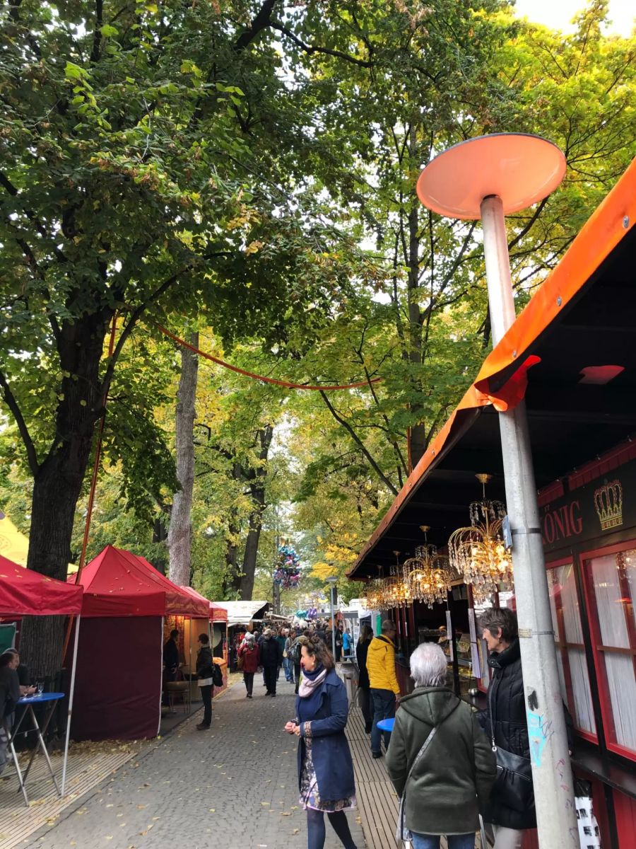 Direkt vor der Uni gibts Glühwein und Kuchen.