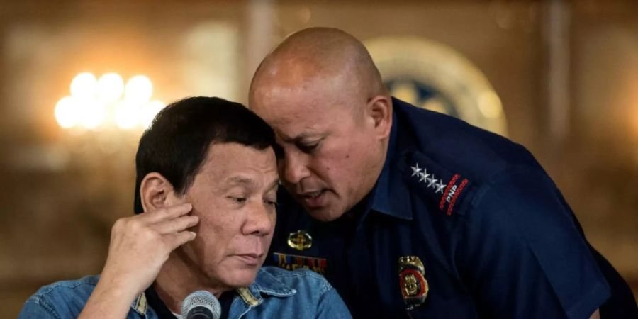 Präsident Duterte (links)