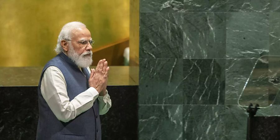 Narendra Modi, Premierminister von Indien, hält beide Handflächen aneinander, als er zum Rednerpult bei der 76. Sitzung der UN-Generalversammlung am Hauptsitz der Vereinten Nationen geht. Foto: Eduardo Munoz/Pool Reuters/AP/dpa