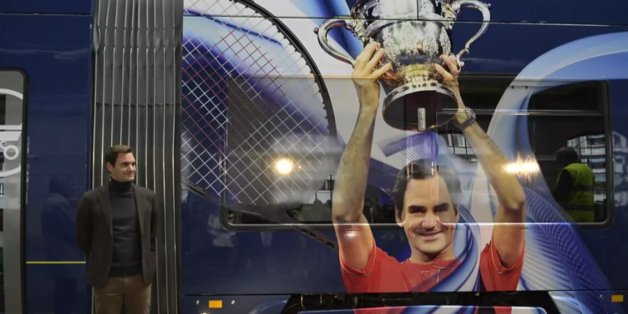 Die Stadt Basel hat Roger Federer mehr als ein Denkmal gesetzt: Hier posiert er bei der Taufe des Roger Federer-Trams im Oktober 2021. Bei seinen Aufenthalten ist er ein regelmässiger Gast im «Les Trois Rois».