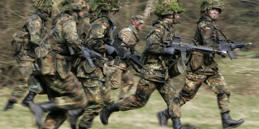 Es gibt etwa 1500 Zeit- und Berufssoldaten sowie freiwillig Wehrdienstleistende weniger als ein Jahr zuvor.