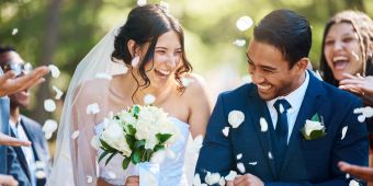 junges, schönes paar bei der hochzeit, lachend, weisse rosenblüten