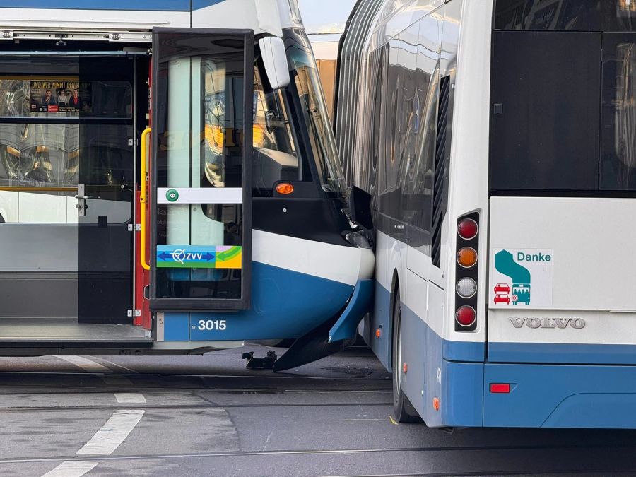 Das Tram der Linie 2 knallte offenbar in die vordere rechte Seite des Busses der Linie 72. Die genaue Ursache ist noch unklar.