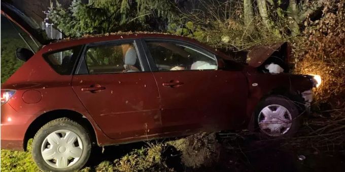 Küttigkofen: Selbstunfall mit Auto. Selbstunfall mit Auto.