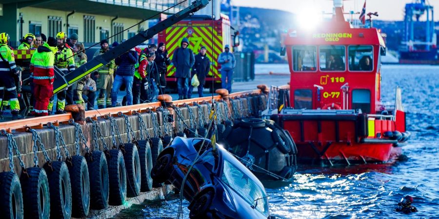 Auto landet in Fjord