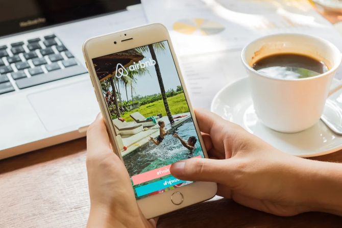 Handy mit Airbnb App.