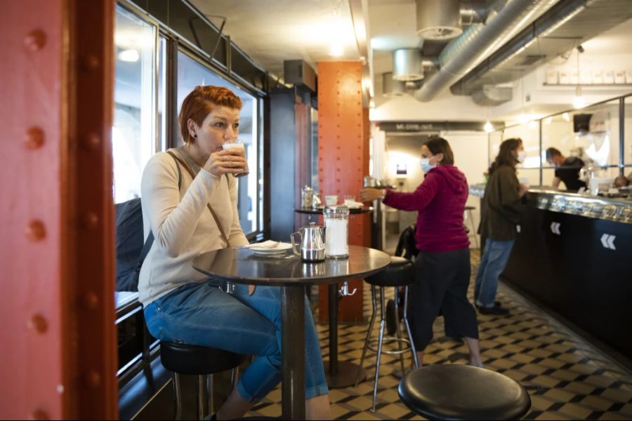 Für kleine Cafés, wie das Adrianos, kann das schnell zu viel werden. Deshalb haben Sie ein Fasnachts-Verbot ausgehängt.