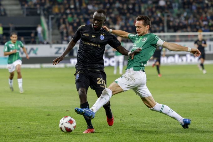 Verletzungs-Sorgen beim FC St. Gallen: Jordi Quintillà (r) zog sich Bänderzerrung am Knie zu . (Archivbild) Quintillà FC St. Gallen.