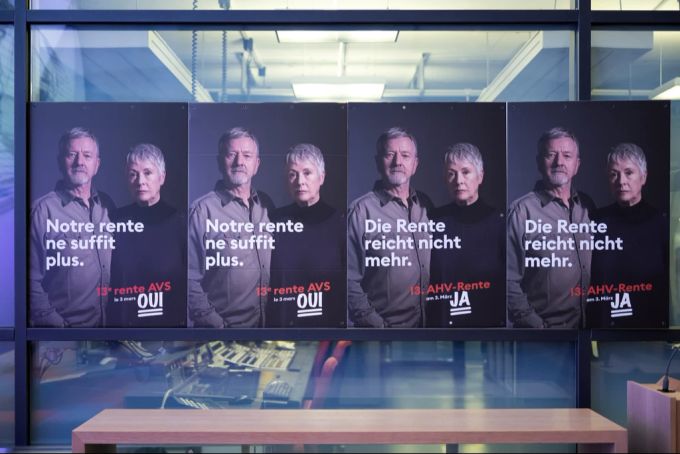 Plakate des Ja-Komitees zur Abstimmung der Initiative über die 13. AHV-Rente fotografiert kurz vor einer Medienkonferenz des Initiativkomitees für eine 13. AHV-Rente in Bern. Am 3. März wird das Schweizer Volk über die Volksinitiative «Für ein besseres Leben im Alter (Initiative für eine 13. AHV-Rente)» abstimmen. 13. ahv-rente