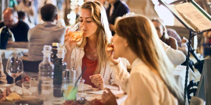 Die Preise steigen – auch für die Restaurant-Betreibenden. (Symbolbild) Restaurant
