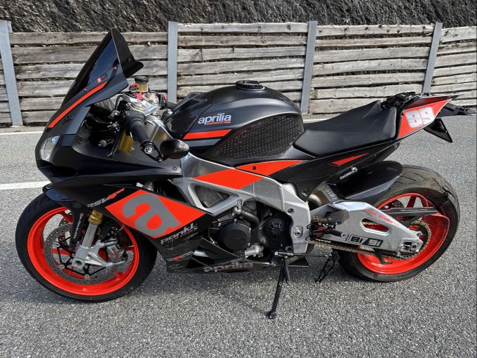 Der Motorradfahrer wurde leicht verletzt. Kapo AR
