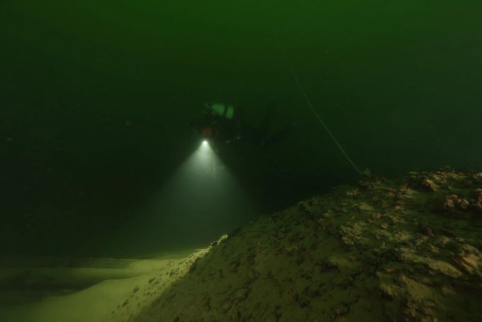 Das Schiff hatte tonnenweise Schlacke geladen, in der sich rund 35 Kilogramm Silber befinden. Taucher