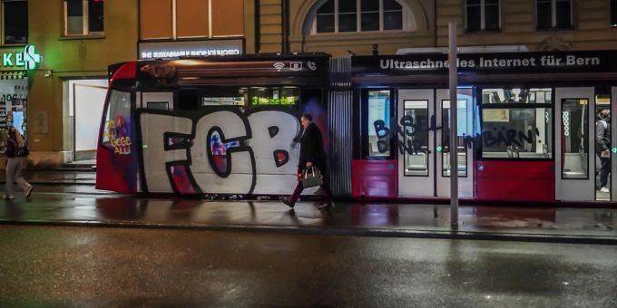 «Di Nr.1 in Bärn!» - FCB-Fans beschmieren Berner Tram