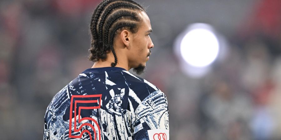 Leroy Sané und seine Kollegen tragen ein Einlaufshirt, das an den «Kaiser» erinnert.