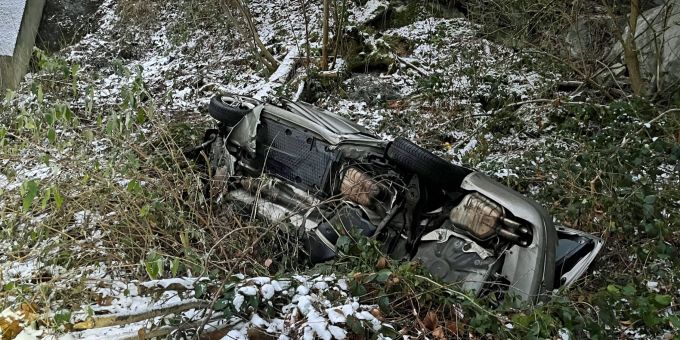 Ein 38-jähriger Mann wurde am Donnerstagmorgen, den 11. Januar 2024 in Luzern tot aus seinem Auto geborgen. Die Polizei geht von einem Selbstunfall aus. Luzern Unfall