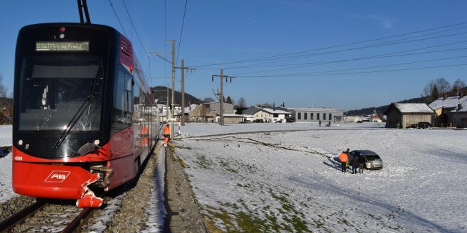 Autofahrer kollidiert mit Zugskomposition. Sachschaden mit Zugkomposition