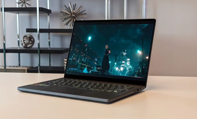 Das 16:10-Bildformat des Asus ROG Zephyrus G14 wird nicht von jedem Videospiel unterstützt. Bei Final Fantasy VII muss man kleine schwarze Balken hinnehmen. Asus ROG Zephyrus G14