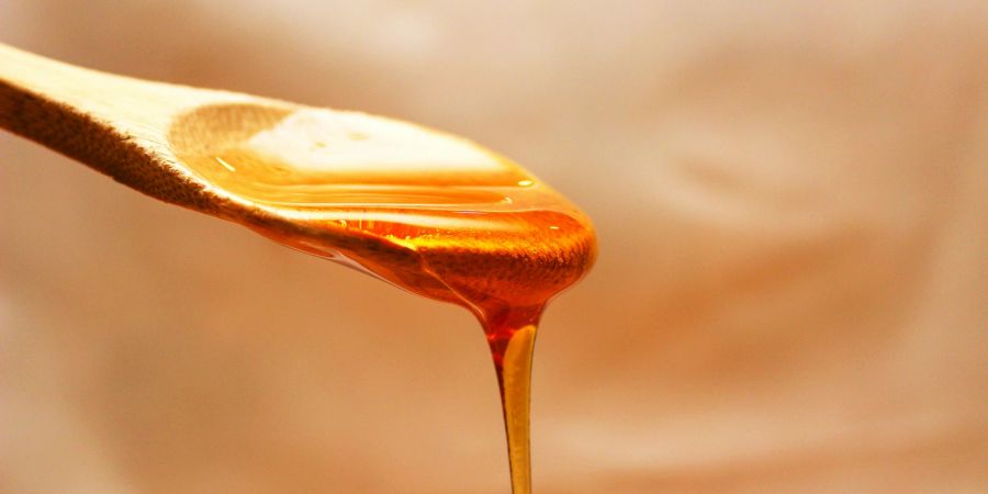 Die Farbe Honig-Gold hat sich zu einem beliebten Trend auf der ganzen Welt entwickelt.