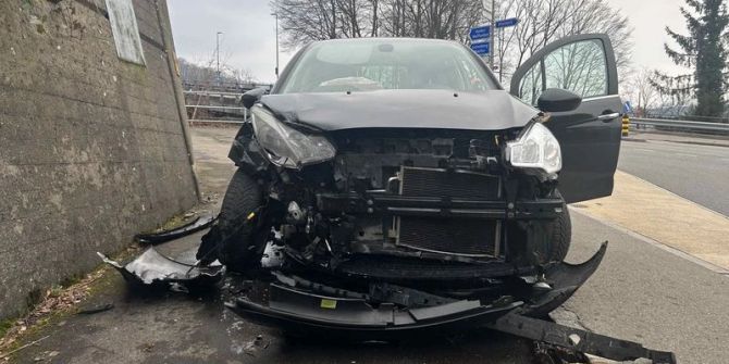 Beschädigtes Unfallfahrzeug