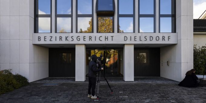 Ein kosovarischer Bankomatenknacker wurde vom Bezirksgericht Dielsdorf ZH zu vier Jahren Freiheitsstrafe verurteilt. (Archivbild) Bezirksgericht Dielsdorf ZH