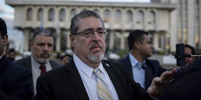 Guatemalas gewählter Präsident Bernardo Arévalo geht nach einer Pressekonferenz auf dem Platz der Menschenrechte in Guatemala-Stadt. Foto: Santiago Billy/AP/dpa Bernardo Arévalo