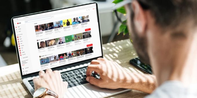 Das Videoportal YouTube setzt nun auf eine neue Werbestrategie. Mann Laptop YouTube Tastatur Eingabe