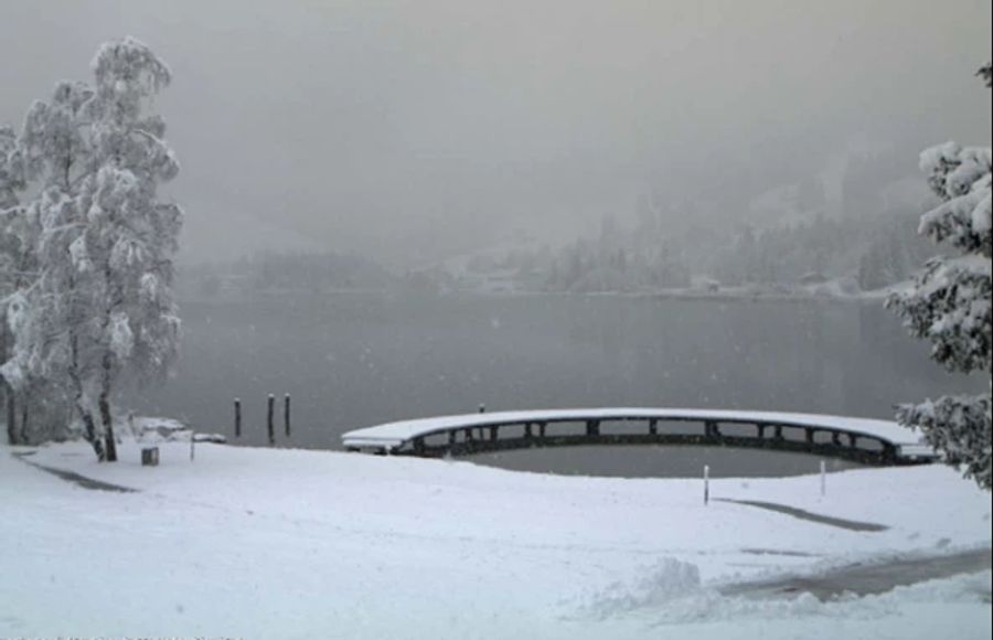 Je höher man geht, desto mehr Schnee findet man vor. Am Schwarzsee (1046 Meter über Meer) im Kanton Freiburg liegt am Mittwochmorgen eine dicke Schicht.