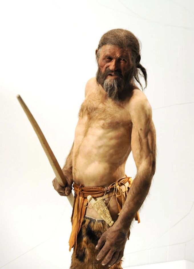 Auch bei «Ötzi» wurde ein Kupferbeil gefunden. Die Nachbildung zeigt den Mann im Archäologiemuseum. kupferbeil dieb zürich zurückgegeben