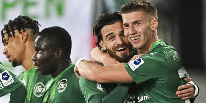 Torschütze Bastien Toma jubelt mit Assistgeber Christian Witzig über das Tor zum 2:1 des FC St.Gallen gegen Winterthur. FC St.Gallen