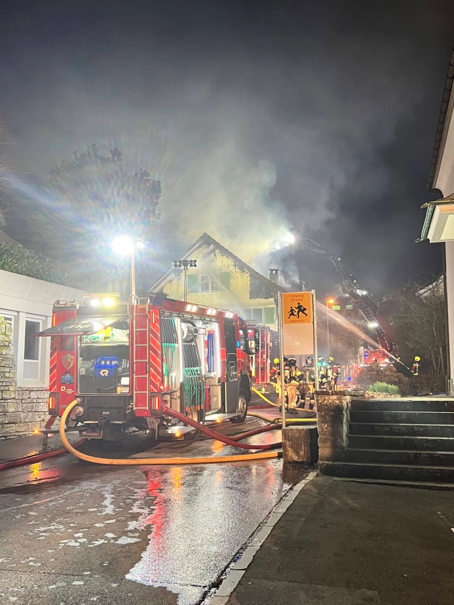 Feuerwehr bei Löscharbeiten.