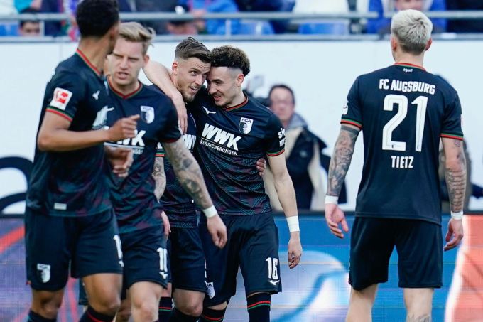 Ruben Vargas und Ermedin Demirovic feiern ein Tor für Augsburg gegen Darmstadt in der Bundesliga. Ruben Vargas Augsburg Bundesliga