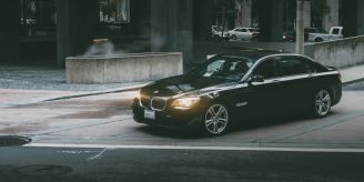 Gericht - Mit 99 km/h durch Kloten gerast - BMW-Fahrer muss in Knast