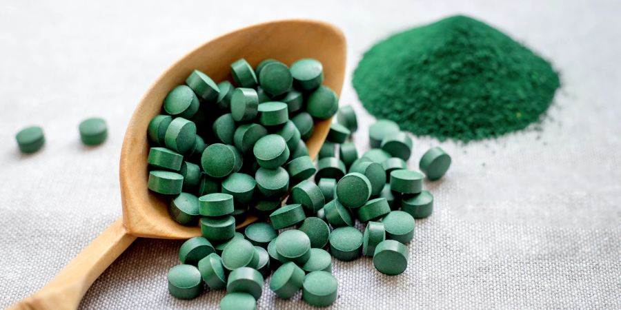 spirulina, tabletten, pulver, weisser hintergrund