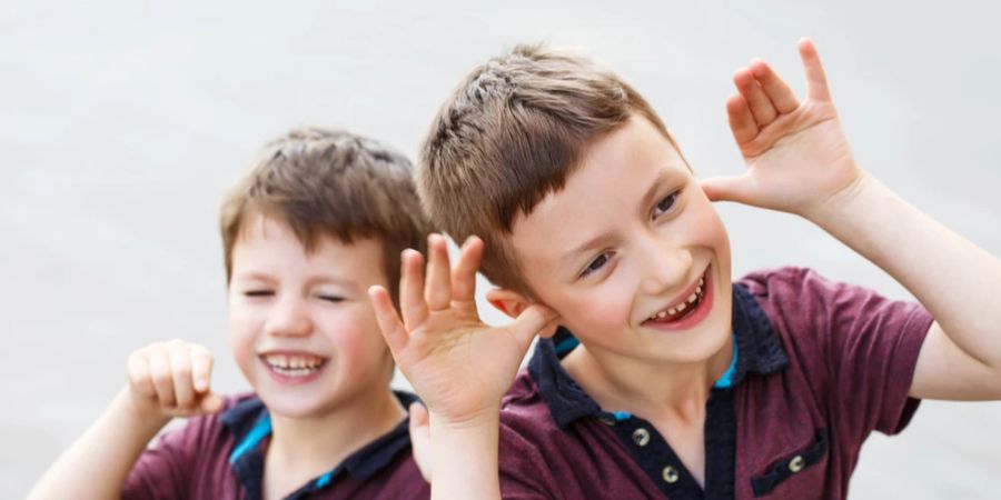 Jungen verspielt ernegiegeladen