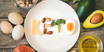 wort «keto» mit gemüse geschrieben, avocado, eier, fisch, öl