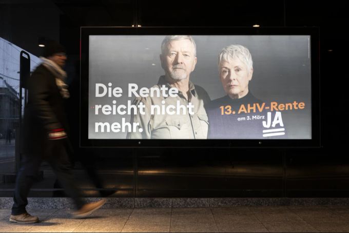 Ein Plakat am Bahnhof Bern wirbt für ein Ja zur 13. AHV-Rente. 13. AHV-Rente